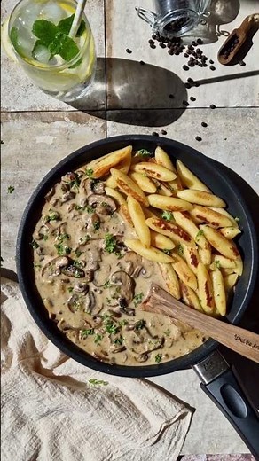 Schnelles & einfaches Rezept: Die beste Pilzrahmsoße mit Schupfnudeln zu Schnitzel #Champignonsauce