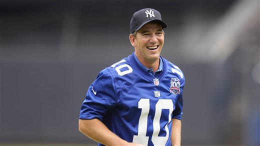 Eli Manning throws first pitch, joins Yankees' booth