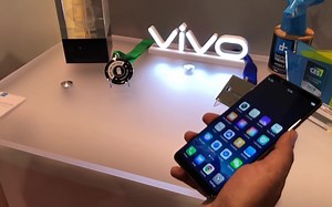 印度小哥体验Vivo Synaptics屏下指纹识别技术