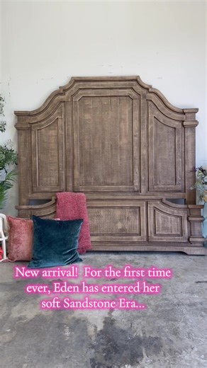 🔥🚨NEW ARRIVAL!🚨🔥 For the first time ever, Eden has entered her Soft Sandstone era and we are fully obsessed. 🤩 www.TheShabbyParlor.com 🌺🌺 This natural-leaning brown is that rare unicorn finish—warm, calm, designer-approved, and somehow works with everything you already own. It’s neutral without being boring, cozy without trying too hard. 🌸🌸That squared arch headboard is all strong lines and bold molding, bringing structure, depth, and “this room has taste” energy. The footboard matches 