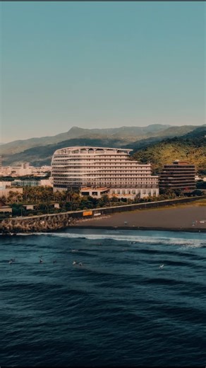 2025，是凱渡被世界看見的一年。 在宜蘭海岸這座「陸上郵輪」上， 我們拿下 Tatler Best Award、台灣最美飯店大賞， 正式加入 Preferred Hotels & Resorts， 也首次把國際餐會帶進這片海岸。 這一年，凱渡不只接待旅人， 也開始承載更多風格、交流與可能性。 從家庭假期，到國際品牌與企業活動， 每一次停留，都留下值得記住的片刻。 謝謝選擇凱渡的每一位旅客。 2026年， 我們會持續突破想像、策劃更完善的體驗。 2025 was the year THE ARCHIPELAGO was seen by the world. Along the Yilan coast—our “Cruise on Land”— we received the Tatler Best Award and Taiwan’s Most Fabulous Hotel Award, joined Preferred Hotels & Resorts, and hosted our first international dining collaboration. This yea