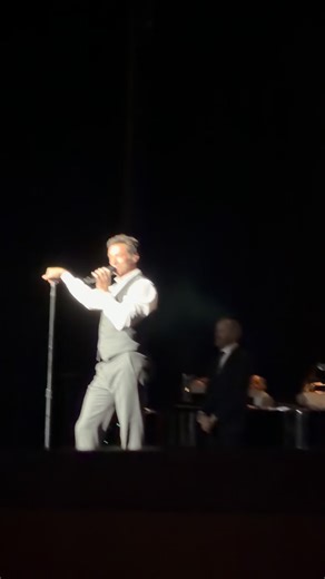 At today’s matinee, Kim Onah absolutely blew the roof off @radiocitymusichall singing Never Enough 🙌🏻💞 Kim, you’re awesome! #hughjackman #fromnywithlove #neverenough #kimonah 🎥 JL Admin | Jackman's Landing Fan Group