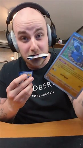 Jeg Spiser Mine Pokemonkort😨