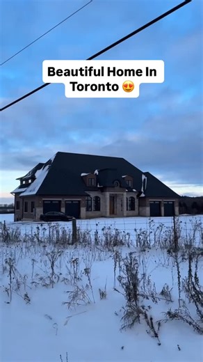 Toronto Housing Watch on Instagram: "Would you live here Toronto 👀 Credit: TT / thedarylkingteam Follow @torontohousingwatch for more Housing Watch Updates! 🇨🇦 We aim to keep our space respectful. Hate/racism comments are not tolerated and will be removed to the best of our capabilities. #torontohousingwatch #torontorealestate #toronto #ontario #canada #greatertorontoarea #fyp #realestate #brampton"