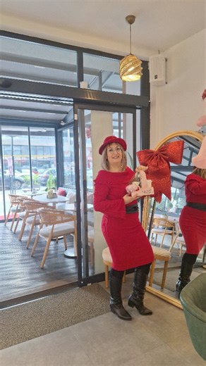 Güneş Akovalı on Instagram: "Selam arkadaşlar 🎄✨ Geçen gün Bornova Folkart Life’ta bulunan The Nills Cafe’ye bu kez yılbaşı ruhuyla uğradık. Oğlum Rüzgar’la beraber küçük bir yeni yıl molası verdik ve kafenin o tatlı, ışıl ışıl atmosferi bizi içeri girer girmez sarıp sarmaladı. Pembe detaylar, minik ayıcıklar, yeni yıl süsleri… Her köşesi yine tam fotoğraflık bir masallı dünya gibiydi 🧸🌟 Rüzgar için yılbaşına özel hazırladıkları, üstü çikolata ve süslerle dolu nefis bir sıcak çikolata söyledi