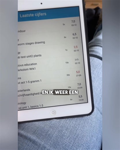90% van de scholieren haalt onnodige onvoldoendes! Waarom? ❌ Lang leren i.p.v. slim leren ❌ Focus op de stof kennen i.p.v. de stof beheersen ❌ De slag naar toepassing wordt niet gemaakt ❌ Geen idee hebben welke vragen/vraagstellingen er op de toets komen ❌ Gebrek aan verbanden leggen (oorzaken, gevolgen, verschillen en vergelijkingen)… … tijd voor ACTIE, zodat jouw kind makkelijker leert met meer resultaat! Hoe? Ik leer het je in het gratis webinar Succesvol Leren. Het resultaat? Jouw kind leert