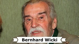 Heute wäre der 100. Geburtstag des Schweizer Schauspielers und Filmregisseurs † Bernhard Wicki (* 28. Oktober 1919 in St. Pölten, Niederösterreich; † 5. Januar 2000 in München). Bernhard Wickis Vater war ein Schweizer Ingenieur und Teilhaber einer Maschinenfabrik, seine Mutter eine Österreicherin mit ungarischen Vorfahren. In seiner Schulzeit am Köthener Gymnasium wurde er mit 13 Jahren Mitglied der Deutschen Jungenschaft 1/11, einer kommunistischen Gruppe innerhalb der Bündischen Jugend. Nach d