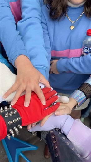 ࣪ ˖✧ 𝖒𝖞 𝖉𝖔𝖙 𝖑𝖎𝖔𝖓𝖍𝖊𝖆𝖗𝖙 ✧ ࣪ ˖ (𝐞𝐯𝐞) on Instagram: "sorry @oliver_qub 😔😔 had SUCH a blast at my first EVER @paxaus this past weekend🤩🤩 thank you SO much @_sunfl0werb0y_ for hosting the Undertale meetup on sunday🤩🤩🤩🫶🫶🫶 it was so wonderful to see and meet everybody💚 ⚔️ Undyne | Undertale 🪡 Armour, eyepatch, prosthetics and wig by yours truly xoxo (armour base pattern from @princearmory ) 💄 @sunsetmakeupofficial ❤︎ 🏷️: #cosplay #cosplaybuild #cosplayer #melbournecosplay 