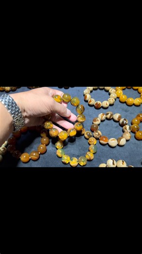 Jinyi Long on Instagram: "缅甸琥珀，埋在地下130000000万年的天然有机珠宝，关注我们，了解琥珀，了解翡翠，Naturaljadeite #jewelry #jewellery #jade #墨翠 #珠寶 #琥珀"