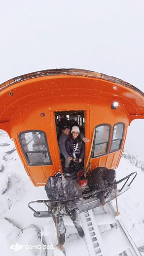 Riding the Cog Railway for the first time while snowflakes danced around us-it felt unreal. The snowy mountains, the view, everything was just beautiful. We actually thought we’d see some fall colors up in the mountains since it’s still fall season, but we were surprised to find everything covered in snow! ❄️ And to make it even more special, this was the last ride of the season before it closes for winter. New Hampshire, you’re magical. ✨ #NewHampshire #snowday #snowing #djiosmo360 #dji | Remo 