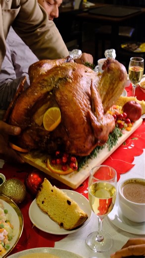 ✨ La esencia de la Navidad está en compartir. Desde el 2008, horneamos pavos criollos con una receta que perfeccionamos cada año. Con ingredientes selectos y un horneado lento y cuidadoso, logramos un pavo jugoso, lleno de sabor y tradición. 🦃 Asegura el tuyo para esta Navidad. Sepáralo con tan solo S/ 50 y reserva tu pavo hoy mismo. No te quedes sin disfrutarlo en tu mesa. 📲Pedidos al 954 166 537 📍Visítanos en Av. Fátima 693 - Urb. La Merced Trujillo ( referencia frente al colegio Claretiano