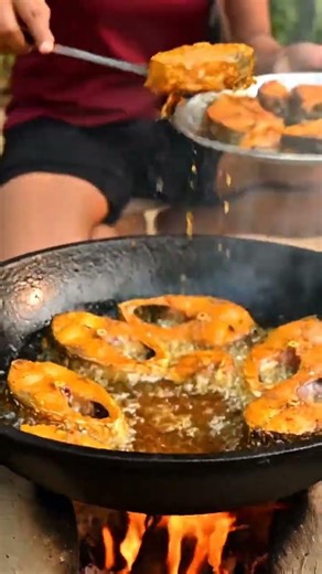 Bangladeshi Girl Frying a Huge Batch of Ilish (Hilsa) Fish for a Feast #ilish #bangladesh #fish #eid