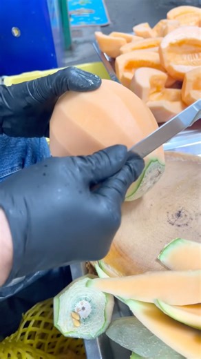 “Melon Fruit Cutting Master – Incredible Knife Skills You’ve Never Seen!”