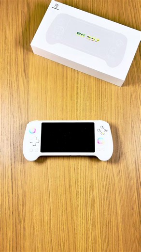La RG557 est une console rétro portable Android haut de gamme conçue pour le rétro gaming avancé et le cloud gaming, idéale pour les joueurs recherchant une console polyvalente, puissante et prête à jouer. Grâce à son matériel performant, la RG557 permet de faire tourner confortablement de nombreuses consoles rétro via l’émulation : PlayStation 2, GameCube, Wii, Dreamcast, PSP, Nintendo 64, PlayStation 1, Nintendo DS, Game Boy, Game Boy Color, Game Boy Advance, Super Nintendo, NES, Mega Drive, N