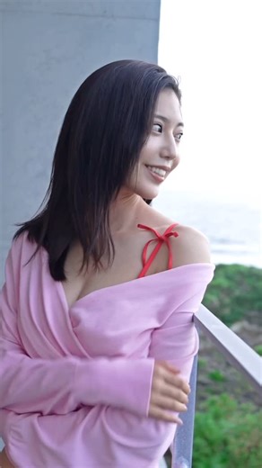阿部なつき | 写真集オフショット🎀 阿部なつき写真集『追求』 発売まであともう少し〜〜💗🤍 すっぴんでベランダでまったり、、してる時の動画 #阿部なつき #写真集 #グラビア | Instagram