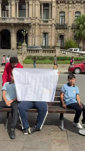 Un compañero de nuestra Promo 2026 tomó la palabra para expresar lo que sentimos todos. Solo pedimos poder terminar nuestro último año juntos en nuestra escuela, sin que nos separen . . . #Promo2026 #ÚltimoAño #NoalcierredelaescuelaZavaleta