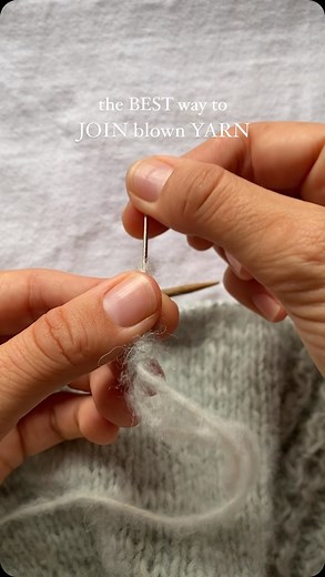 In my option the best way to join blown yarn ❤️ Blown yarns have very unique structure: they consist of a tunnel and wool fibers are blown into the centre of it. That makes the yarn very soft and airy 🫶🏻 which we love, don’t we ? 🤩 🔝 The best way to join both ends of yarn is to slip the end of the new yarn into the end of the old yarn 💡It’s important to do it in this particular order, otherwise the yarn may slip off during knitting 💡 Also do not miss the step of rolling the yarn in your ha