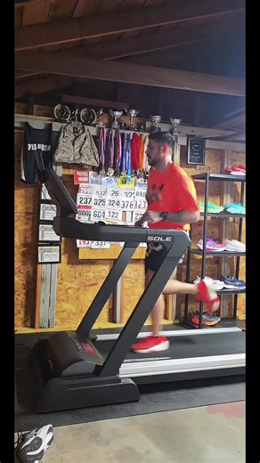 5x1K repeats felt great tonight! 4 were around 10k pace and the last k was at 5k pace! Huge show out in the stream tonight!! Thank you guys for the likes, the convos and popping in! Def makes the runs way more enjoyable #runner #running #runtok #runningcommunity #runningmotivation