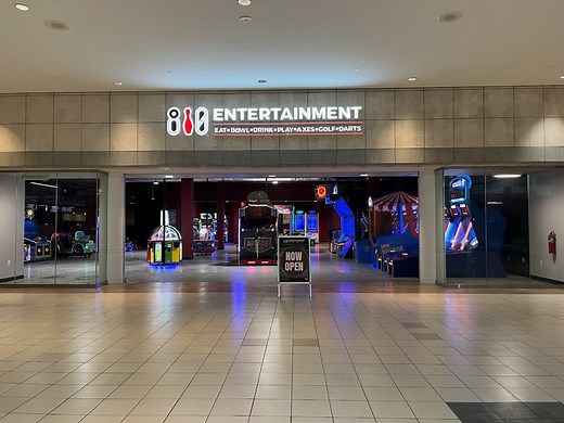 New 810 Entertainment With Bowling, Games Opens At Dulles Town Center