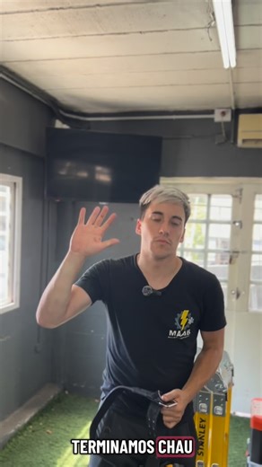 Mauro andrada on Instagram: "Un cliente nos contactó debido a que al encender los aires acondicionados, el interruptor termomagnético saltaba. Para garantizar un funcionamiento óptimo, equilibramos el consumo eléctrico. Además, agregamos dos circuitos TUE y realizamos una nueva instalación para los aires acondicionados al exterior incluyendo conductores y tomas correspondientes. #airesacondicionados #electricidad #refrigeración❄ #electricidad #electric"