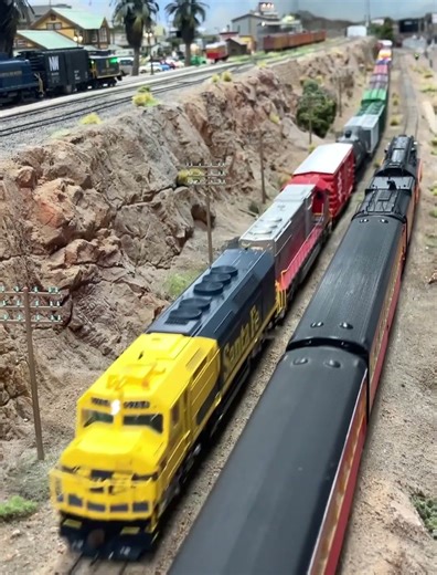SP #4449 meets up with ‪@SPRailfan4449‬ ’s ATSF 1990s era freight!