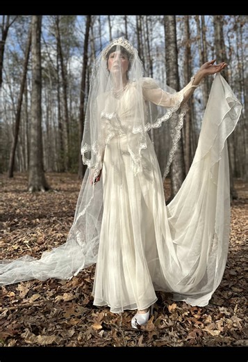 Thrilled to be sharing a very special collection of bridal and romantic vintage pieces from the 1920s through the 90s for@VINTAGE VINTAGE VINTAGE Something Old: A Vintage Bridal Show, hosted by @vintagevintagevintage.dc I’ll be sharing a booth with @lovestoriesvintage You’ll find special pieces for the bride, bridesmaids and guest. Hope to see you there 💋 Saturday, March 7th, from 9:00 AM to 4:00 PM. The Square (5th Floor) 1850 K St NW Washington, DC 20006 Tickets Available now (Link in Bio)