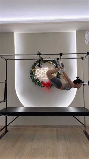 Selly Teresia on Instagram: "Day 6 - Sesi terakhir thn ini 😁 sampai jumpa thn depan.. #reels #sellyteresia #pilates #cardilac #workout #bodybalance"