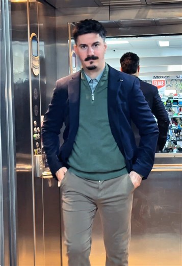 Day-to-night, done properly. New Year’s Eve ready. 🥂✨ LOOK 1 — Everyday 🎇 Saucony Progrid Triumph 4 🎇Carhartt WIP Script T-Shirt 🎇Service Works Classic Chef Pants 🎇Carhartt WIP American Hooded Zip LOOK 2 — New Year’s Eve 🎇Clarks Originals Desert Nomad 🎇Bugatti BackKnit ¼ Zip 🎇Bugatti Shirt 🎇Bugatti Blazer #menswear #derry #bugatti