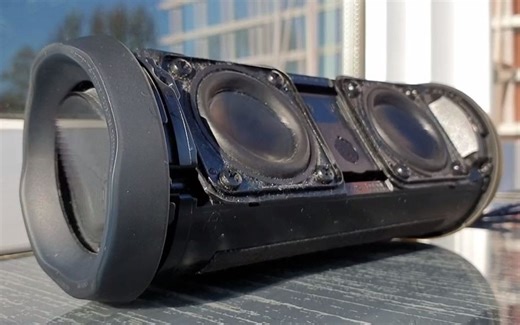 这才是低音炮，震动得不要不要的，试听JBL Flip4音箱