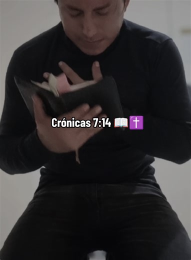 📖✝️—Si nos humillamos de verdad, oramos y buscamos a Dios con el corazón sincero, Él escuchará y traerá sanidad. Arrodíllate con fe, porque Dios responde al que se rinde de verdad🫂 Crónicas 7:14📖🙏🏻 #dios ##diosteama #oracion #jesuslovesyou #Amor #cristianos #cristianostiktok