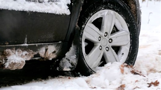 Why You Need To Keep Kitty Litter In Your Car This Winter