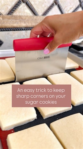 An easy trick to keep sharp corners on your sugar cookies! The secret? A dough cutter perfect timing. As soon as my rectangle cookies come out of the oven, I gently run the cutter along each edge while they’re still hot and soft. I also smooth the tops with a Notta Cookie for that flawless finish. This quick step resharpens any corners that softened during baking, giving me those crisp, clean lines that make decorated cookies look professional from the start—no trimming needed later! ⚠️ Safety t