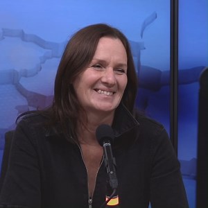 A népzene is inspirálja Malek Andrea, Máté Péter-díjas színésznő-énekesnőt, aki a napokban is zenét és szövegeket ír, eddig persze főképpen magyarul, de kacérkodik gondolatban az angol szövegírással is. A művésznő Jáger Bandi művésztársával nagyon szívesen dolgozik együtt, és ugyan megjelenési dátumok, sem címek sincsenek még: a jövőben akár két új lemez is érkezhet, amelyeket Malek Andrea neve fémjelez. #kossuthradio #kalendarium #malekandrea #jagerbandi #video | Kossuth Rádió