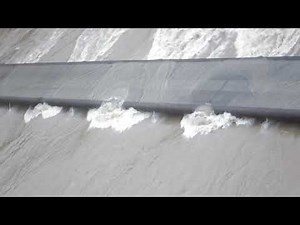 三島沈下橋を飲み込もうとする洪水 四万十川