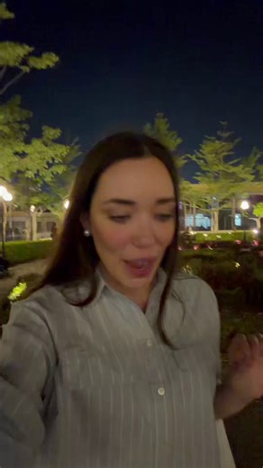 🇸🇻 La influencer y comentarista española Ada Lluch compartió en sus redes sociales su experiencia durante una visita a El Salvador, donde publicó varios videos en los que aparece caminando sola por la noche en el Centro Histórico de San Salvador. En sus publicaciones, resaltó la tranquilidad y la sensación de seguridad del lugar, estableciendo una comparación con algunas ciudades europeas. “Nunca pensé que diría esto… pero estoy en un parque a las 10 de la noche sin preocuparme por mi segurida