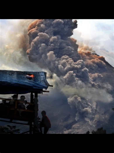 Letusan Merapi (2010) — letusan besar ini diawali oleh adanya peningkatan aktivitas sejak Oktober 2010 yang ditandai gempa vulkanik intens, deformasi tubuh gunung, dan pertumbuhan kubah lava baru. Pada 26 Oktober 2010, Merapi memasuki fase erupsi eksplosif dengan guguran awan panas (pyroclastic density currents), yang kemudian mencapai puncaknya pada 5 November 2010, menghasilkan kolom erupsi tinggi dan luncuran awan panas hingga radius lebih dari 15 km dari puncak. Letusan ini dipicu oleh tekan