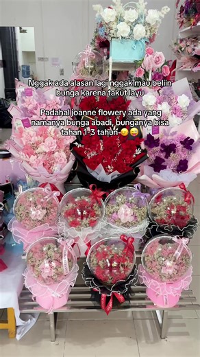Hayoo siapa disini yang juga mikir kalau bunga itu cepat layu? Padahal di joanne flowery ada lih bunga abadi, bunganya bisa tahan 1-3 tahun 😜 100% bunganya semuanya asli! 😍 Banyak pilihan warna dan model bouquetnya ✨ Untuk katalog lengkap bisa langsung chat/dm admin yaa❤️ ————— IG @joanneflowery_smd 📱 081255551139 🏢 Jalan Danau Toba No 16A ———— #buketsamarinda #tokobungasamarinda #jualbungasamarinda #bungawisudasamarinda #kadowisudasamarinda