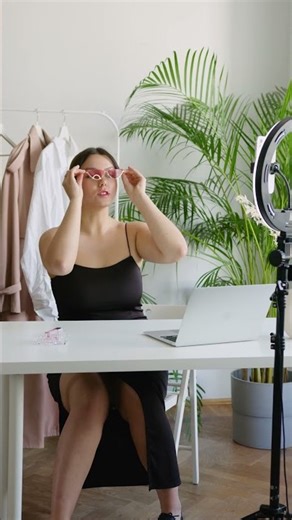 How to wear sunglasses while blogging