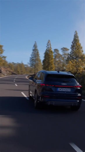 Audi Q4 Sportback e-tron quattro performance in Plasma Blue - Driving video