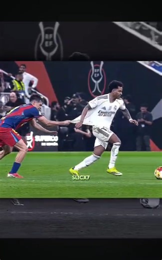 o pedri é viciado em puxar camisa