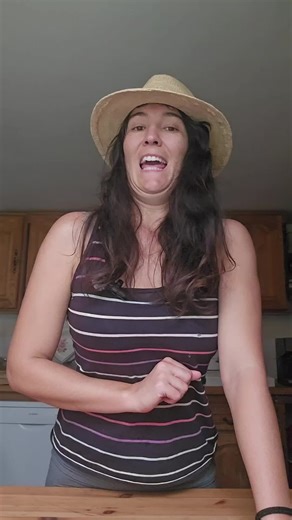 Attention!!!! Je préférerai toujours le local au bio. Parce que le bio est assi une mode, et que cest n'importe quoi parfois. L'agriculture intensive, aussi bio soit elle, est une aberration. Je ne vise aucun agriculteur qui fait son métier avec le cœur. Et je sais quon nous a appris a utiliser des produits, et quil est difficile de sen défaire, a cause de la concurrence déloyale, la biodiversité déséquilibré. Et si tu te pose des questions, que tu fais au mieux possible, tu as toute mon respect