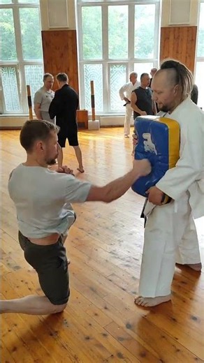 Striking training practice of through penetrating strike Atifa (shock wave) / Karate