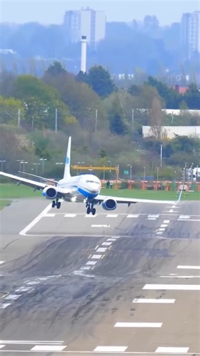 NSANE 737 Crosswind Landing | Angkor Angel