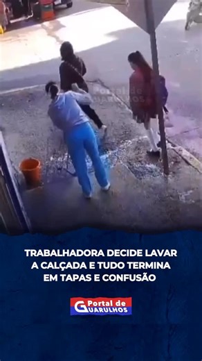 Portal de Guarulhos on Instagram: "QUAL A SUA OPINIÃO? Uma discussão entre duas mulheres terminou em agressão na última terça-feira (16), após uma trabalhadora que realizava a limpeza da calçada ser ofendida e empurrada por uma mulher que caminhava pela via pública acompanhada da filha. A outra mulher afirmou que foi molhada enquanto passava pela rua. Nas imagens de câmeras de segurança é perceptível que não havia excesso de água no local, contrariando a versão apresentada. A situação gerou indi