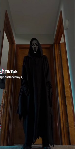 Ghostface Killer Cosplay: Scream Movie Horror Cosplayer