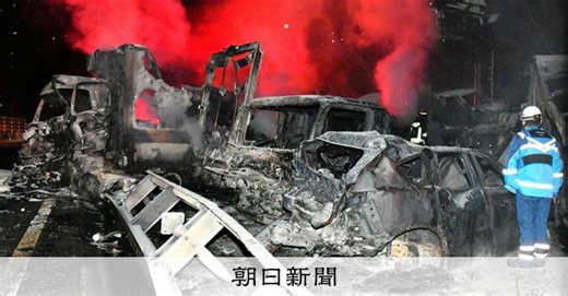 関越道、前方に車見えたが…制御できぬ恐怖　トラックは火にのまれた