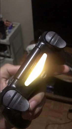 HELP! rare ps4 controller defect. Only blinking 3 orange lights