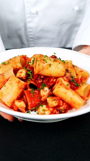 Ami la scarpetta? Prova questa ricetta con i Paccheri La Pasta di Camerino. Fatti con grano 100% italiano, lavorati con triplo impasto lento e trafilati al bronzo, hanno quella superficie ruvida e porosa che cattura ogni nota di gusto. Uniti a condimenti corposi, come il sugo di polpo, danno il meglio di sé, trasformando questo primo piatto in un’esperienza per il palato, a prova di scarpetta. Scopri subito la ricetta! Ingredienti per 2 persone: 160 g Paccheri La Pasta di Camerino 1 polpo 100 g 