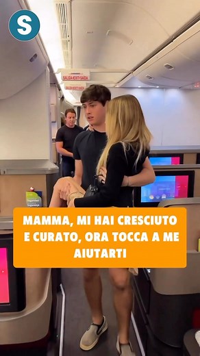 Seguici ➡️ @storie_degli_altri per altri video così . Andrea è in sedia rotelle. Suo figlio Gui la prende in braccio e la aiuta in tutto. Dice che lei l’ha portato in pancia per 9 mesi, l’ha cresciuto e curato, ora tocca a lui. . #disability #famiglia #figliomio #love | Storie degli Altri