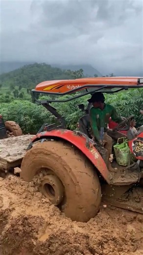After heavy rain stuck #traktor #tractorlife #farmers #agro #agricultura #agri #agricoltura